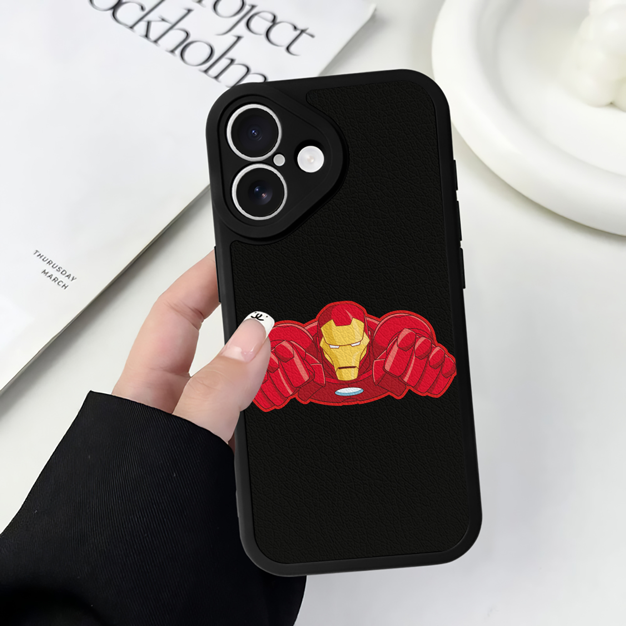 （画像用） アベンジャーズ The Avengers 【iPhone 16シリーズ対応】シリコンスマホケース（レザー調） 材質：シリコン